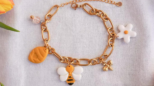 Nettoyage bijoux : mes conseils et astuces pour garder vos bijoux fait main intacts.