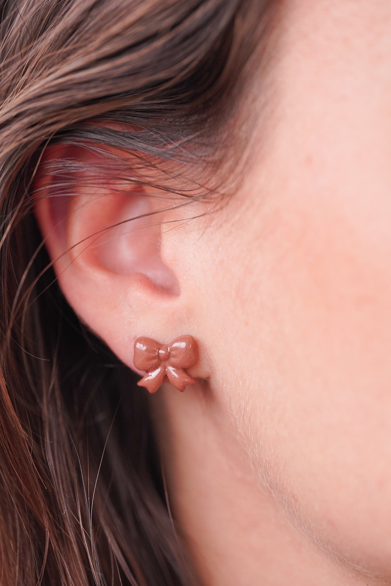 Puces d'oreilles noeuds marron