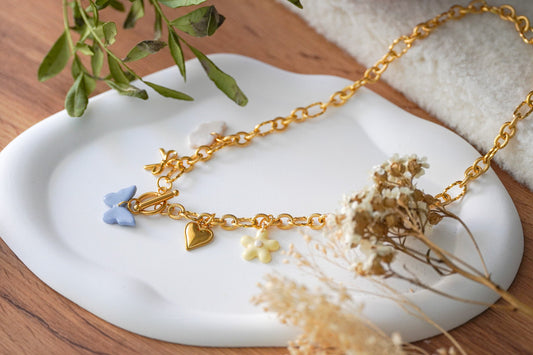 Cadeaux personnalisés : conseils pour offrir un collier à charms pour une occasion spéciale ! - Handly atelier