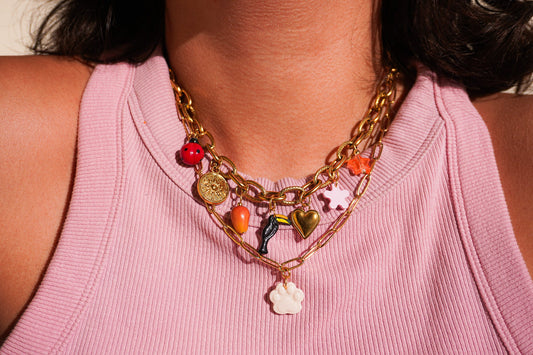 Comment choisir des charms qui racontent votre histoire personnelle sur un collier ? - Handly atelier
