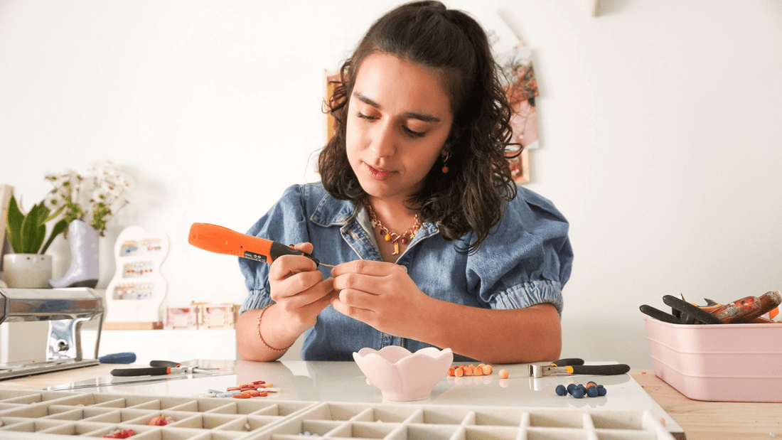 Comment nettoyer ses bijoux en acier inoxydable et charms en pâte polymère ? - Handly atelier