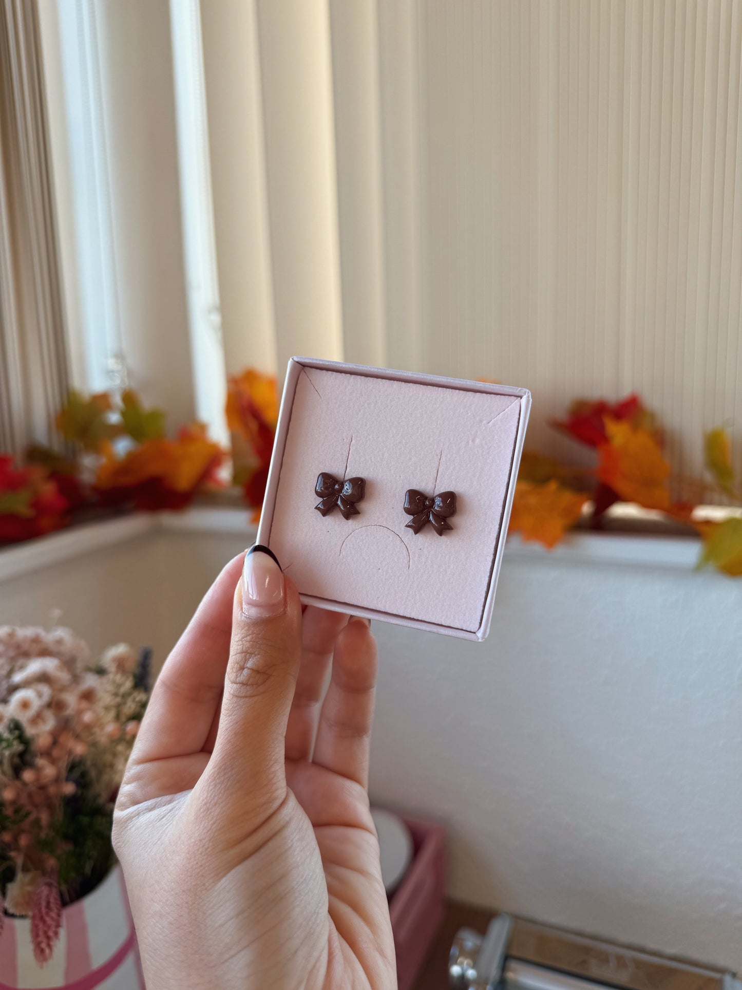 Puces d'oreilles noeuds marron