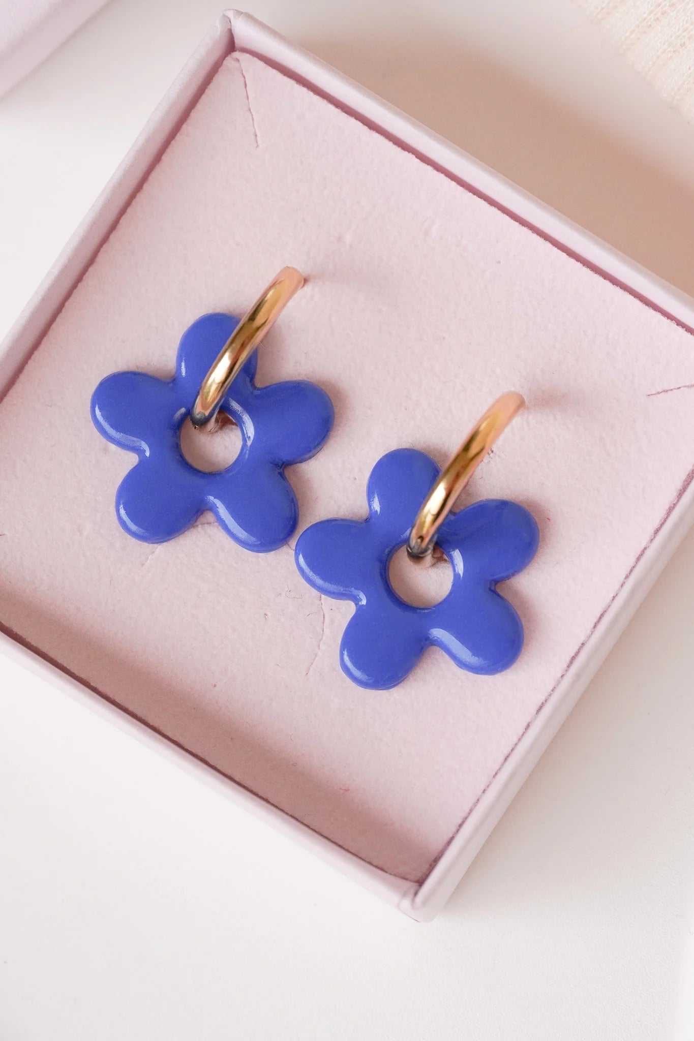 Boucles d’oreilles créoles fleurs bleues