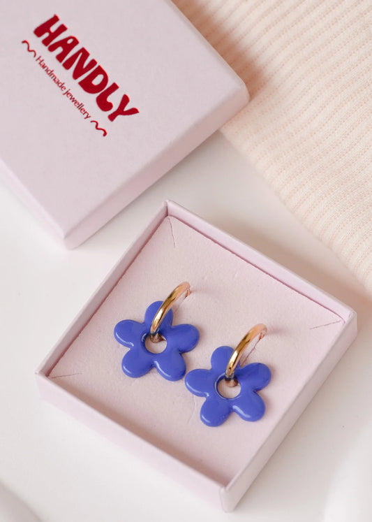 Boucles d’oreilles créoles fleurs bleues