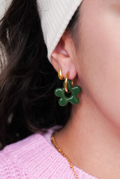 Boucles d’oreilles créoles fleurs vert sapin