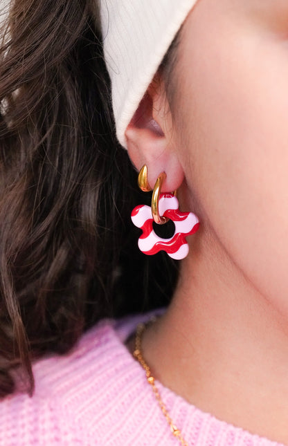 Boucles d’oreilles créoles fleurs wavy rose/rouge