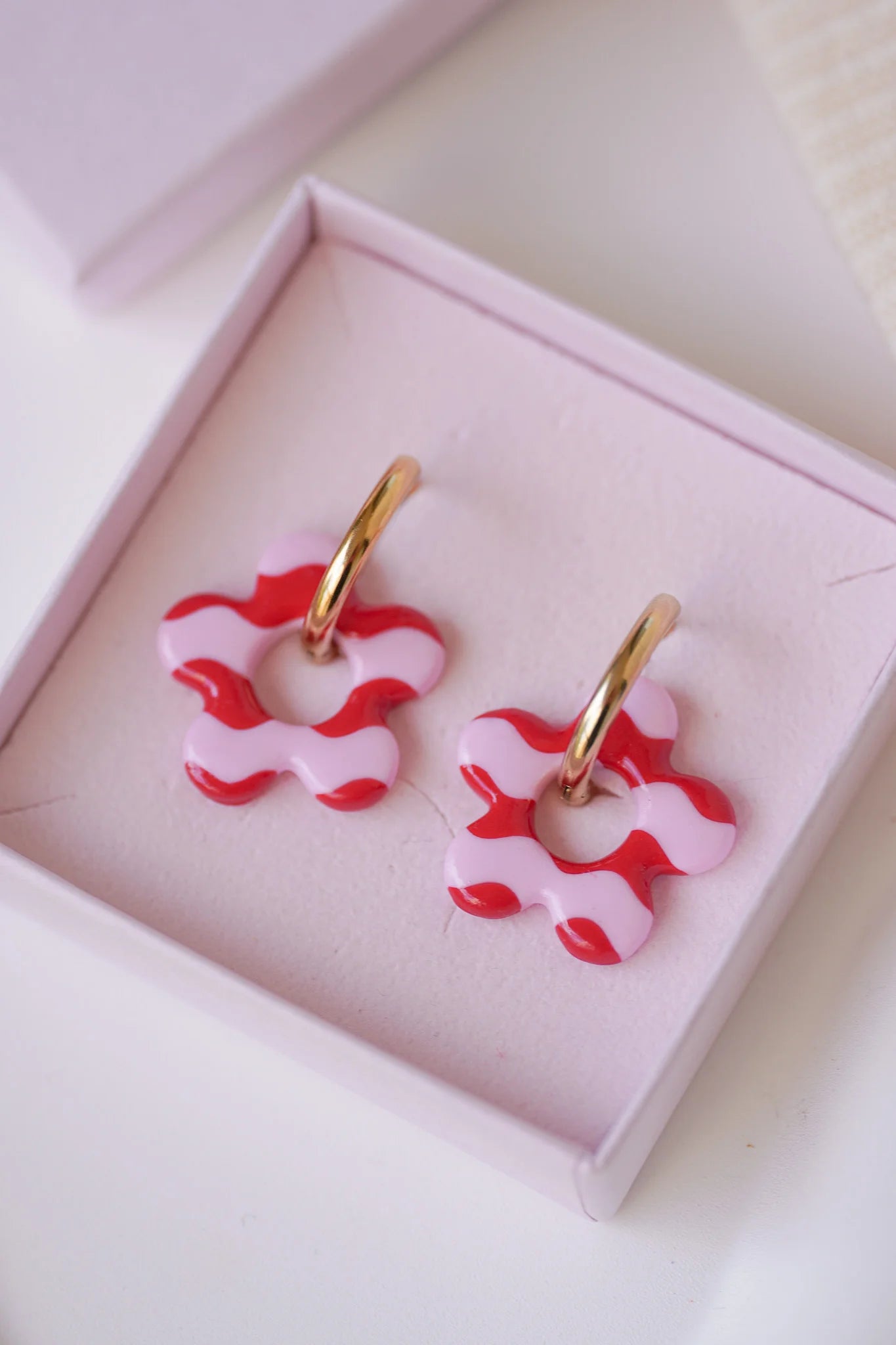 Boucles d’oreilles créoles fleurs wavy rose/rouge