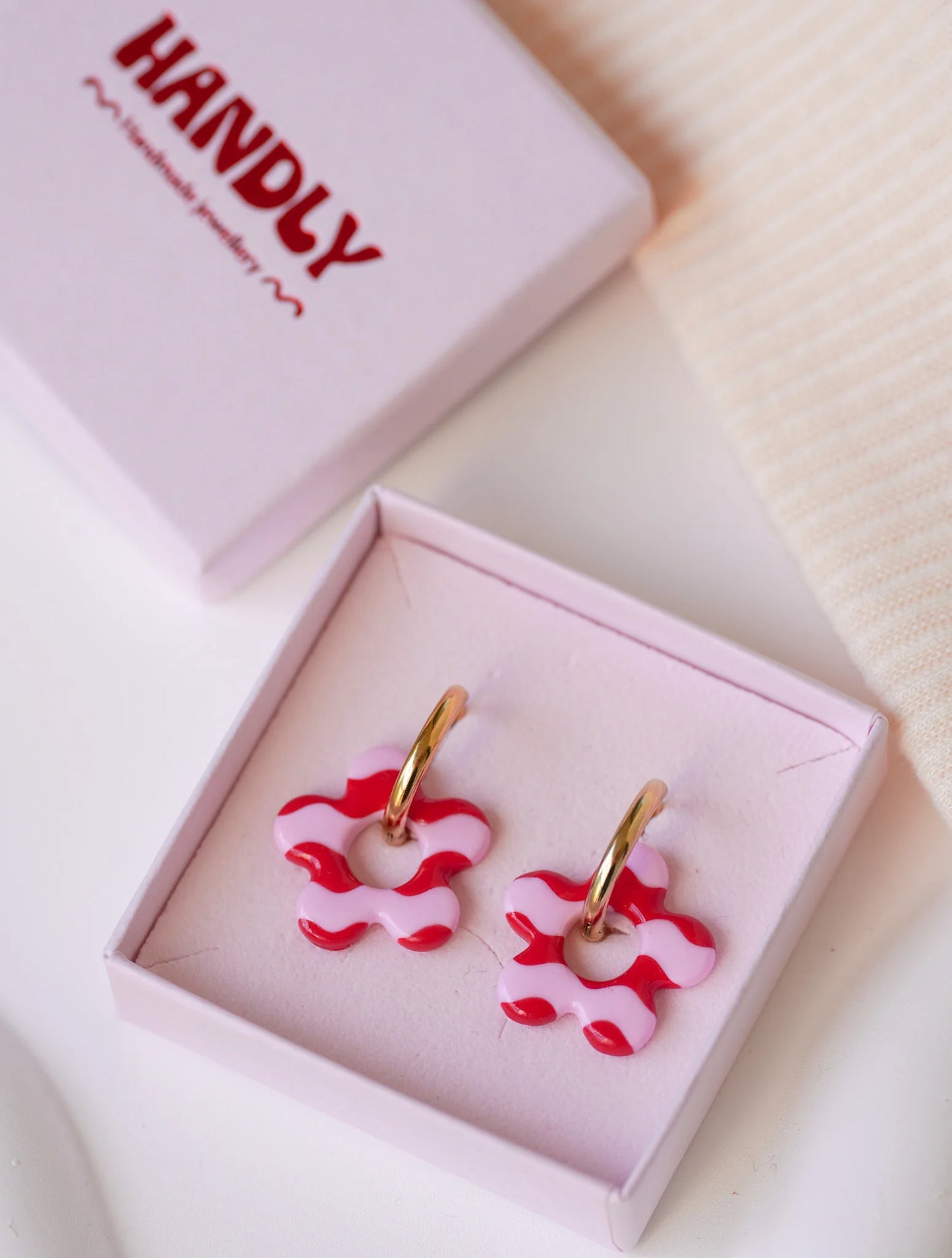 Boucles d’oreilles créoles fleurs wavy rose/rouge