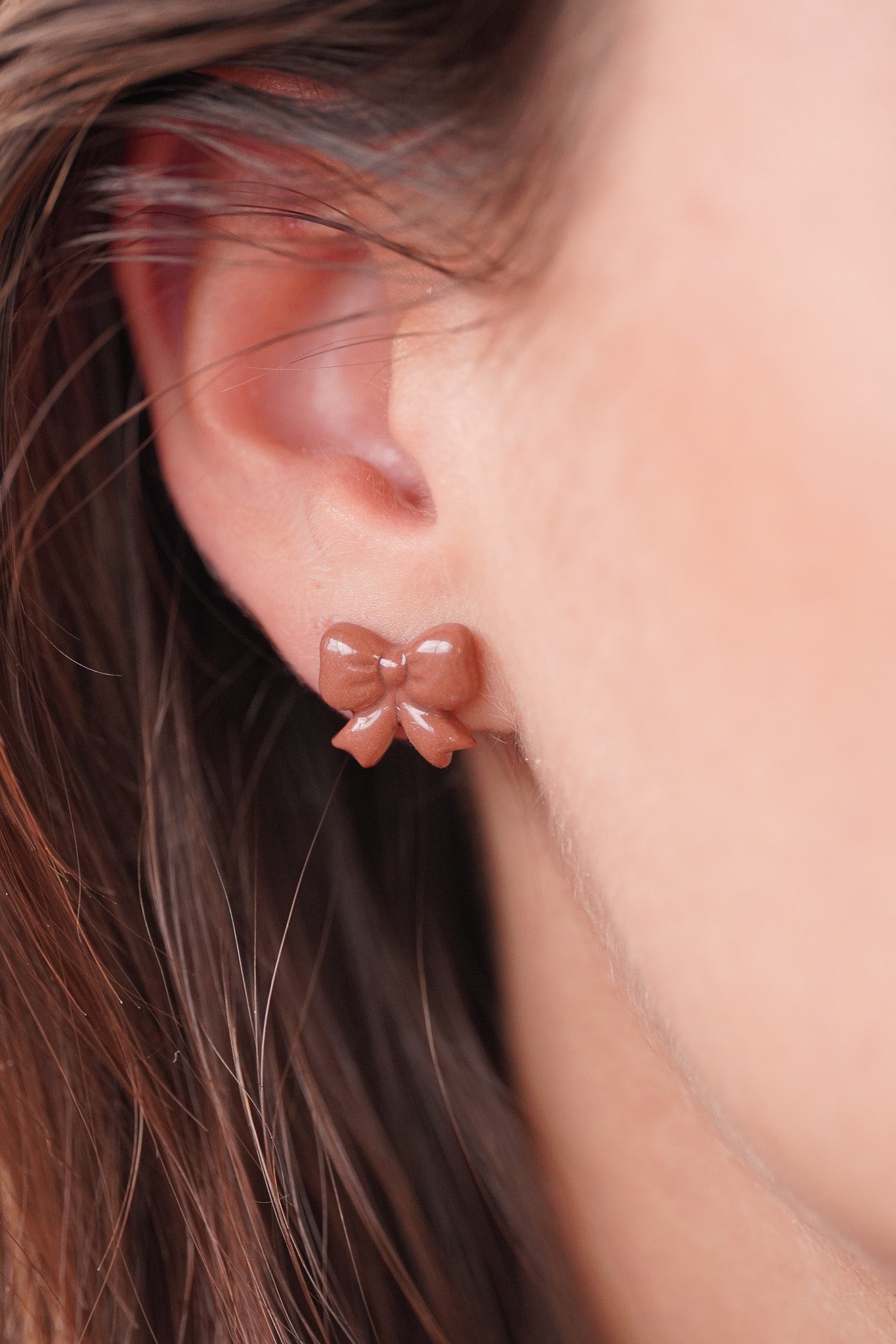 Puces d'oreilles noeuds marron